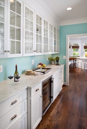 Blue walls in kitchen - decorating with shades of blue paint
